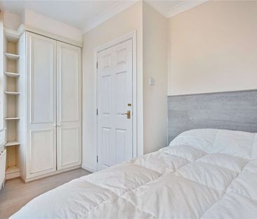 Situated on Central Street, EC1 is this modern 4 bedroom townhouse ... - Photo 2