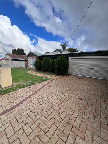 4 Bedrooms, Large Yard, Close to Everything - Photo 5