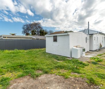 A sunny, spacious home right on the city fringe - Photo 1