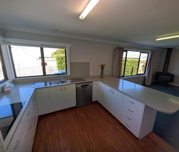 Conveniently Positioned Family Home - Photo 6