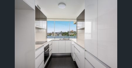 Luxury Top-Floor Waterfront Apartment With Panoramic Bay Views - Photo 3
