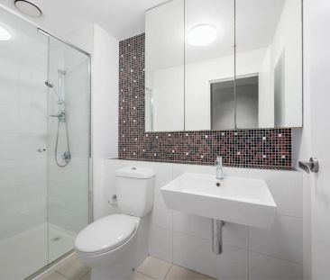 Bright and Spacious Two-Bedroom Apartment in Prime Location - Photo 5