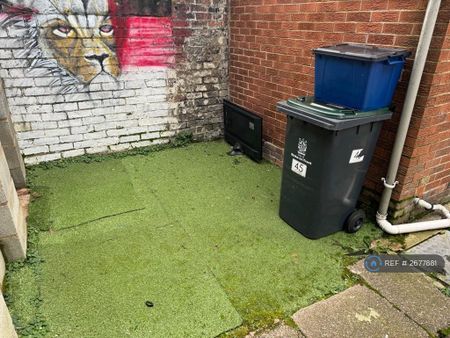 1 bedroom in a house share to rent - Photo 2