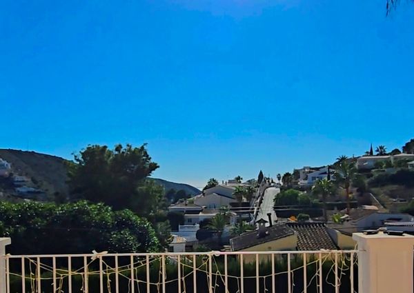 FOR RENT: SPACIOUS AND ELEGANT VILLA IN MORAIRA with 4 bedrooms for LONG TERM