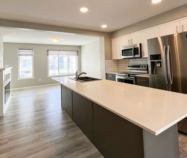 Stylish 3 Storey Townhome With Dual Primary Suites & Attached Garage - Photo 4