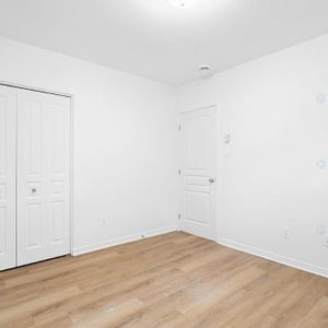 Appartement 1 CC en semi sous-sol //DISPONIBLE DÈS MAINTENANT - Photo 2