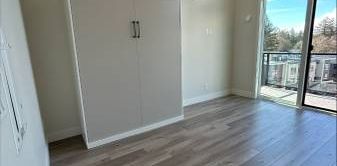 York Studio 612 - Stunning - bright studio for rent in Garrison area! - Photo 2