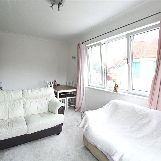 Old Woking Road, West Byfleet, Surrey, KT14 6LG - Photo 1