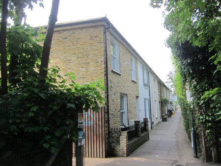 Cracking 2 bed flat with garden to Let in top location in Barnes - Photo 5