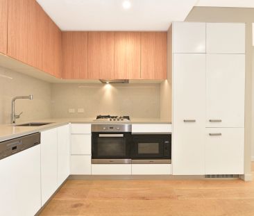 Prime Location, Modern One Bedroom Apartment - Photo 6