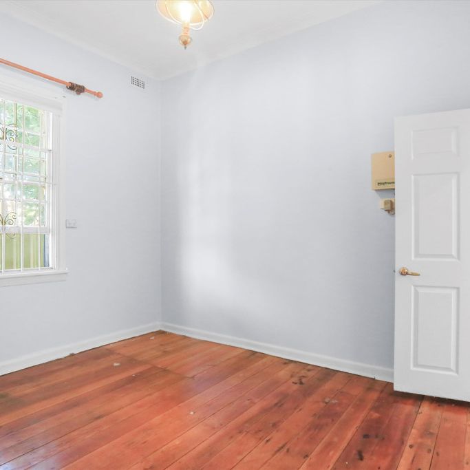 Spacious 3-Bedroom Family Home with Inground Pool - Photo 1