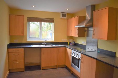 3 bedroom semi-detached house to rent - Photo 3