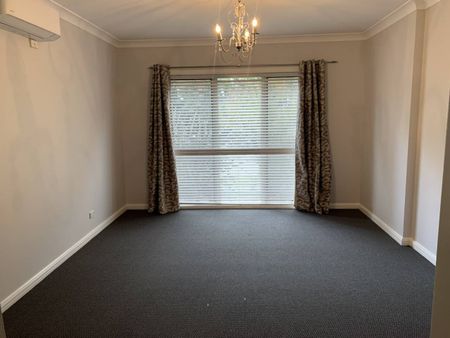 Fresh paint and carpet - Large Five Bedroom Home - Photo 2
