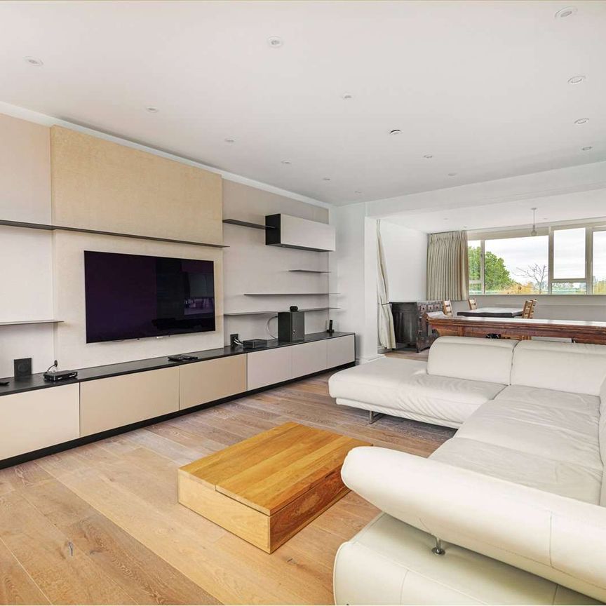 A spacious penthouse with large private terrace. - Photo 1