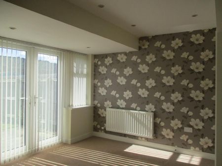 3 bedroom semi-detached house to rent - Photo 2