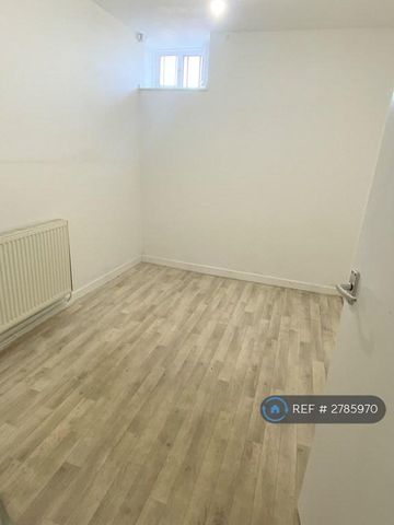 4 bedroom semi-detached house to rent - Photo 3