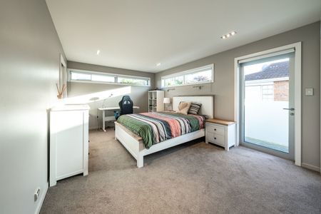 Architectural Masterpiece with Panoramic City & Harbour Views - Photo 4