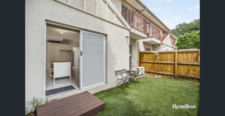 Well-designed townhouse offering convenience and low maintenance living. - Photo 4