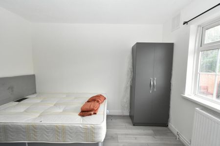 4 bedroom semi-detached house to rent - Photo 5