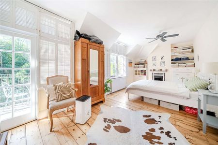 A charming, period family home conveniently situated in an attractive private road in Tunbridge Wells. - Photo 5