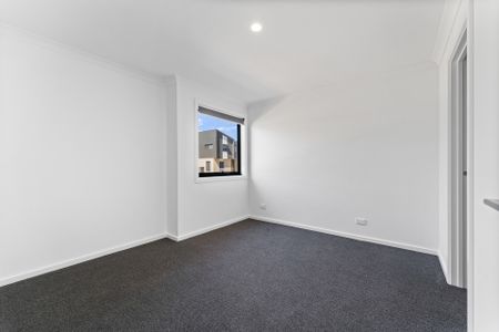 Modern 2-Bedroom Townhouse with Reverse Living & Balcony - Photo 3