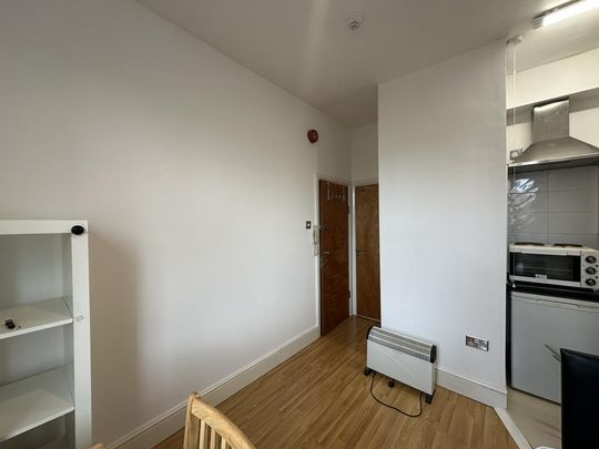 Studio to rent - Photo 1