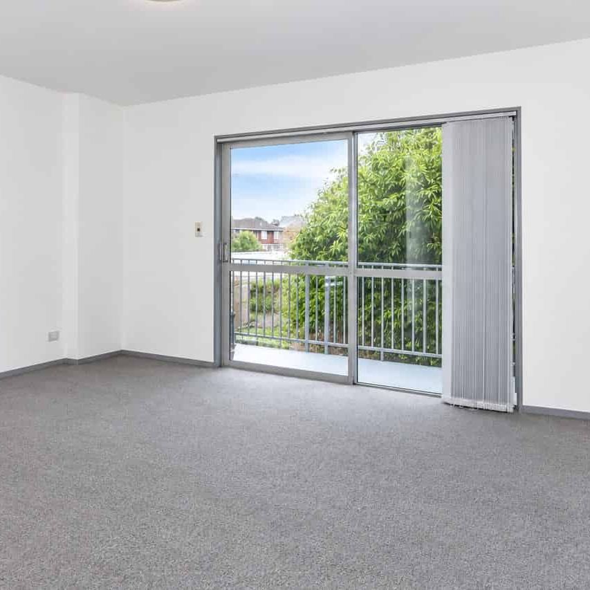 Modern & Convenient Two-Bedroom Apartment - Photo 1