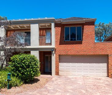 Spacious Family Townhouse in Superb Mitcham Location - Photo 2