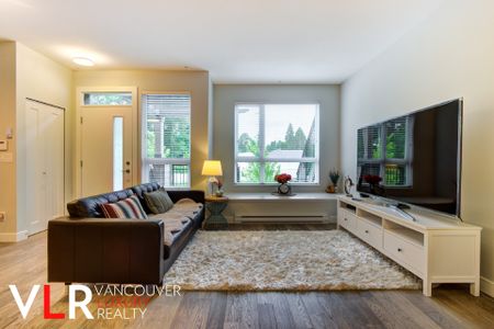 Duplex in Burnaby, BC - Photo 3