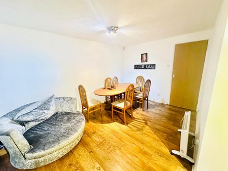 2 bedroom block of apartments to rent - Photo 2