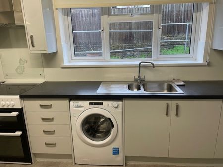 Central spacious 3 bed family home to let in Wellington - Photo 5