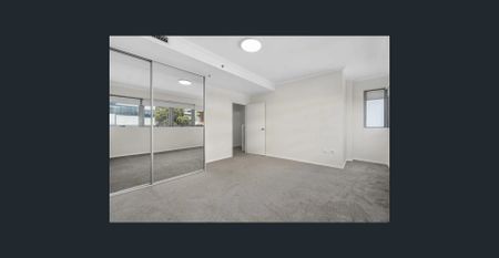 Large Split Level 3 Bedroom Apartment, Convenient Location - Photo 4