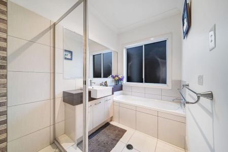 Immaculate Kawana Island Home with Pool - Photo 5