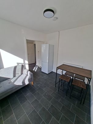 Room in a Shared House, Sturminster Road, BS14 - Photo 1