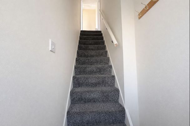 2 Bedroom Flat To Let - HP11 - Photo 1