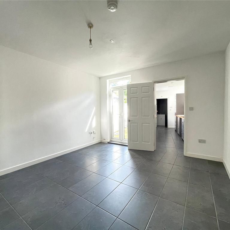 4 bedroom end of terrace house to rent - Photo 1