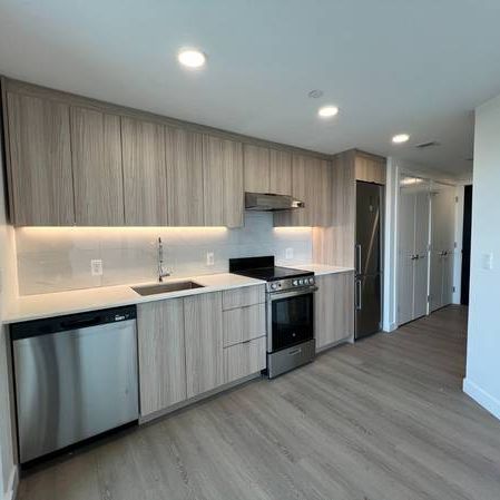 Newly Built 1 Bedroom, 1 Bathroom, Pet Friendly, Rooftop Lounge & More - Photo 1