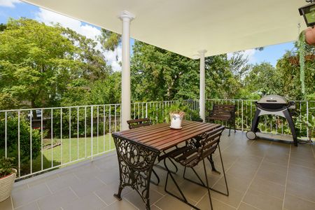 Pristine 4 bedroom brick home - Photo 5