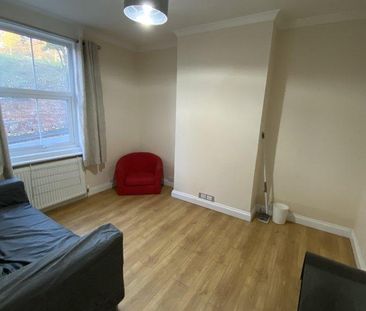 4 bedroom flat to rent - Photo 2