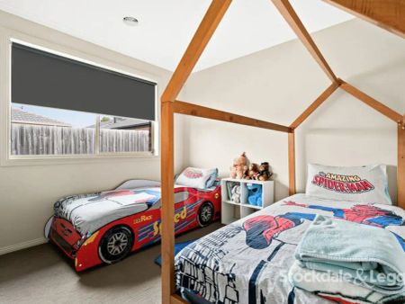 “Perfectly located to schools,, shops and public transport - Sure to impress!” - Photo 3