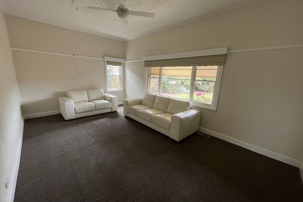 CLASSIC NORTH CENTRAL PERIOD HOME! - Photo 1