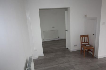 4 bedroom semi-detached house to rent - Photo 2