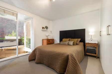 Unique Townhouse Style Split Level Apartment - Photo 4