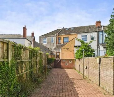 Stunning 2-Bedroom Home with Modern Interiors & Off-Road Parking – ... - Photo 5