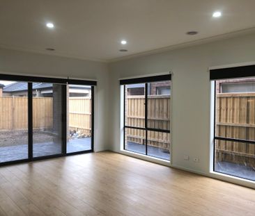 Magnificent Family Home in a Prime Williams Landing Location! - Photo 1