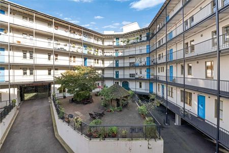 This conversion of a 1930's Seaman's Mission features an attractive tranquil courtyard garden including a residents BBQ area as well as a large roof terrace offering panoramic views. - Photo 2