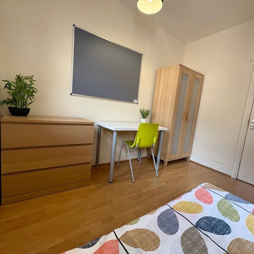 10 Bed Terraced House, Pomona St, S11 - Photo 1