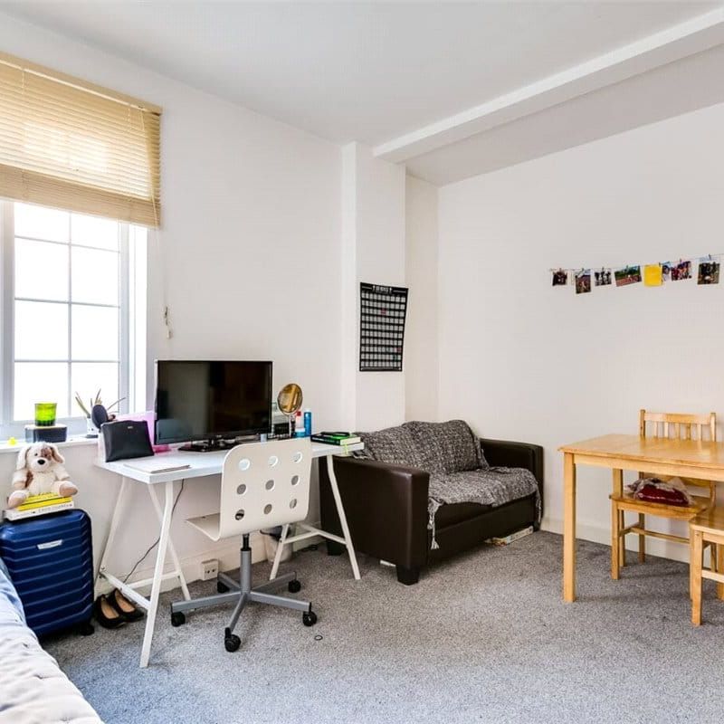 A charming one bedroom flat located in West Kensington in a purpose built block on the ground floor. EPC rating D - Photo 1