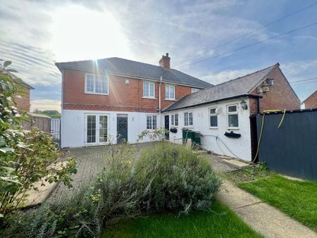 4 bedroom semi-detached house to rent - Photo 4