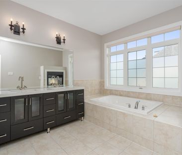 For Lease - 10 Orleans Circle, Vaughan, Ontario - Photo 5